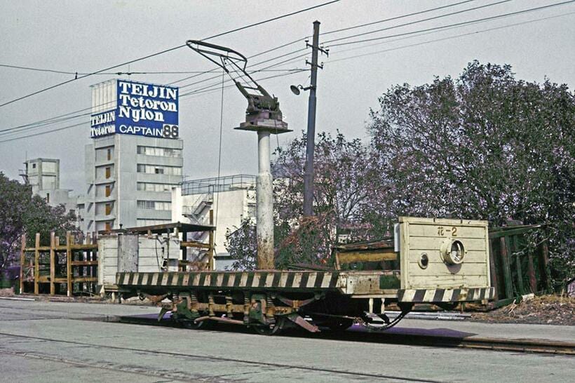 かつては花電車としても活躍した花1型は、場内の無蓋運搬車として稼働していた。フジカラーリバーサルフィルムで撮影した一コマ。　芝浦工場（撮影／諸河久：1967年3月21日）
