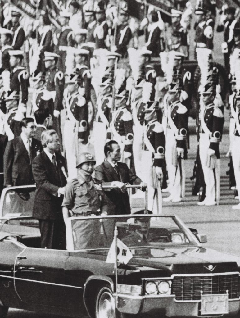 オープンカーで閲兵する朴正熙・韓国大統領（当時）＝ 1977年、ソウルで（Ｃ）朝日新聞社