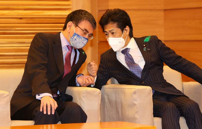 ワクチン担当の河野太郎行革担当相（左）と、田村憲久厚労相　（ｃ）朝日新聞社