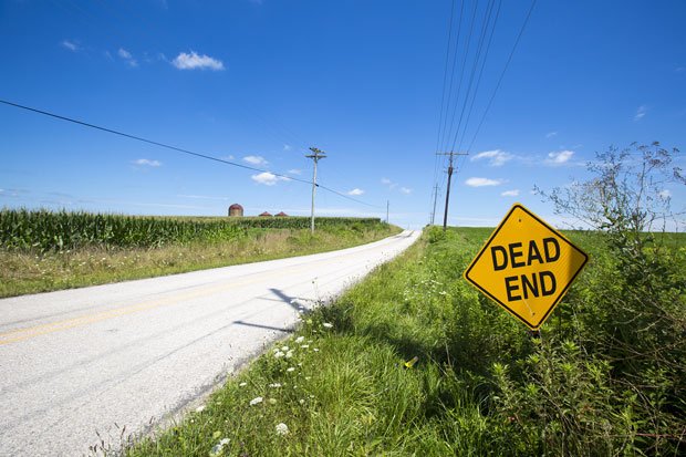 高速道路から降りると、農道がくねくねと続くインディアナ州デール。「行き止まり」の標識の先は、持ち主が去った農場だった（撮影／モーガン・フリーマン）
