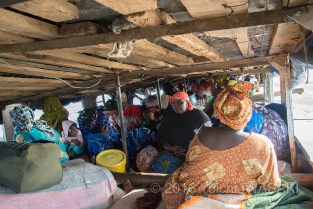 積み荷の上に着座する２等船室。中腰にもなれず、横にもなりにくい（ニジェール川・マリ 2016年／Niger River,Mali 2016）