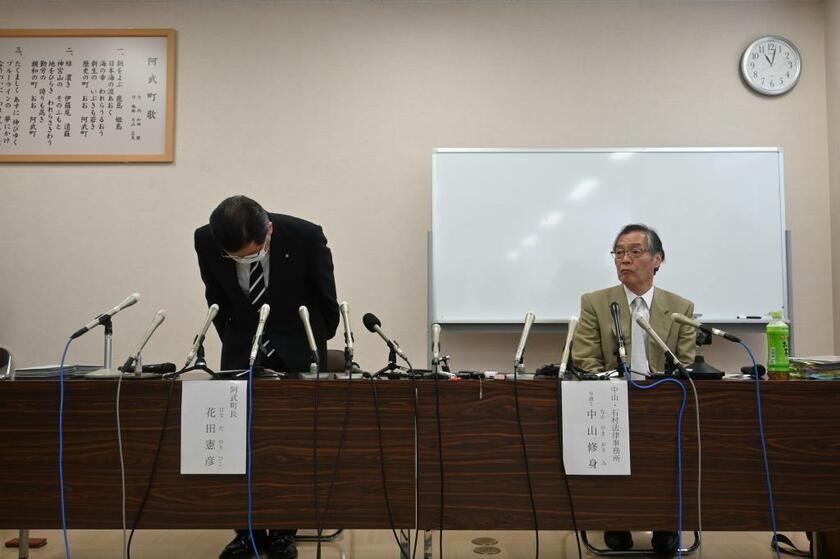 山口県阿武町の誤入金問題をめぐる記者会見で頭を下げる花田憲彦町長（左）