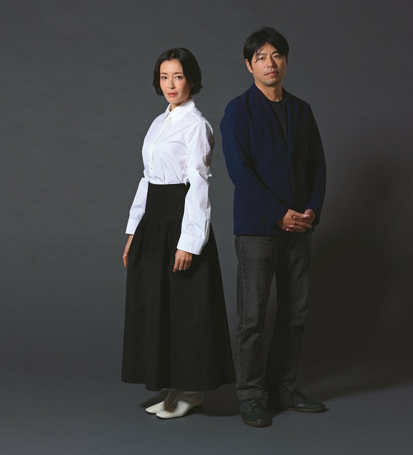 宮沢りえ(みやざわ・りえ、左):1973年生まれ。近年のおもな映画主演作に「紙の月」(2014年)、「湯を沸かすほどの熱い愛」(16年)。舞台出演作に「泥人魚」(21年)、「アンナ・カレーニナ」(23年)など/石井裕也(いしい・ゆうや):1983年生まれ。おもな監督作に「舟を編む」(2013年)、「ぼくたちの家族」(14年)、「映画 夜空はいつでも最高密度の青色だ」(17年)、「茜色に焼かれる」(21年)など(撮影/写真映像部 松永卓也)