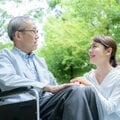 認知症の親にどう接するか? 「身内の介護は優しくできない」を前提に 夜中に「鳩ぽっぽ」を歌う父に…