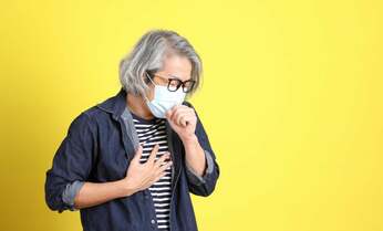 くしゃみ、高いところに手を伸ばしただけで背骨を骨折 若ければ安静、高齢なら手術の理由は?