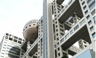 バニーガール、胸をわしづかみ、面接でセクシーポーズ…フジ検証番組「女性アナは上質なキャバ嬢」発言の真相
