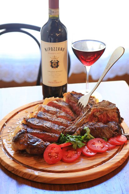 表面はしっかり火が通っているが、中はレア。軟らかい歯応えが、肉を食らっていると実感させる。1キロあたり45ユーロ。写真は1.3キロ(撮影/写真部・松永卓也)