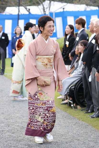 写真・図版（1枚目）| 【秋の園遊会】瑶子さま「金髪ピンク