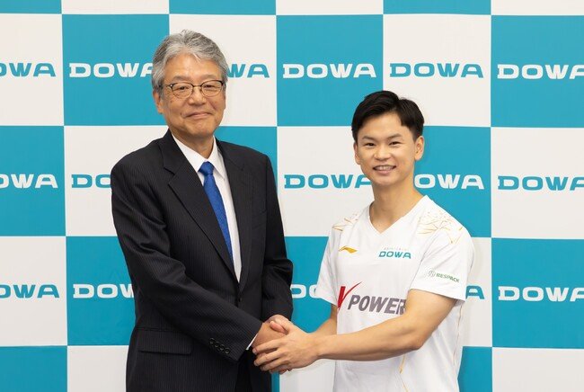 写真・図版(1枚目)| プロバドミントンプレイヤー 渡辺 勇大選手とスポンサー契約を締結