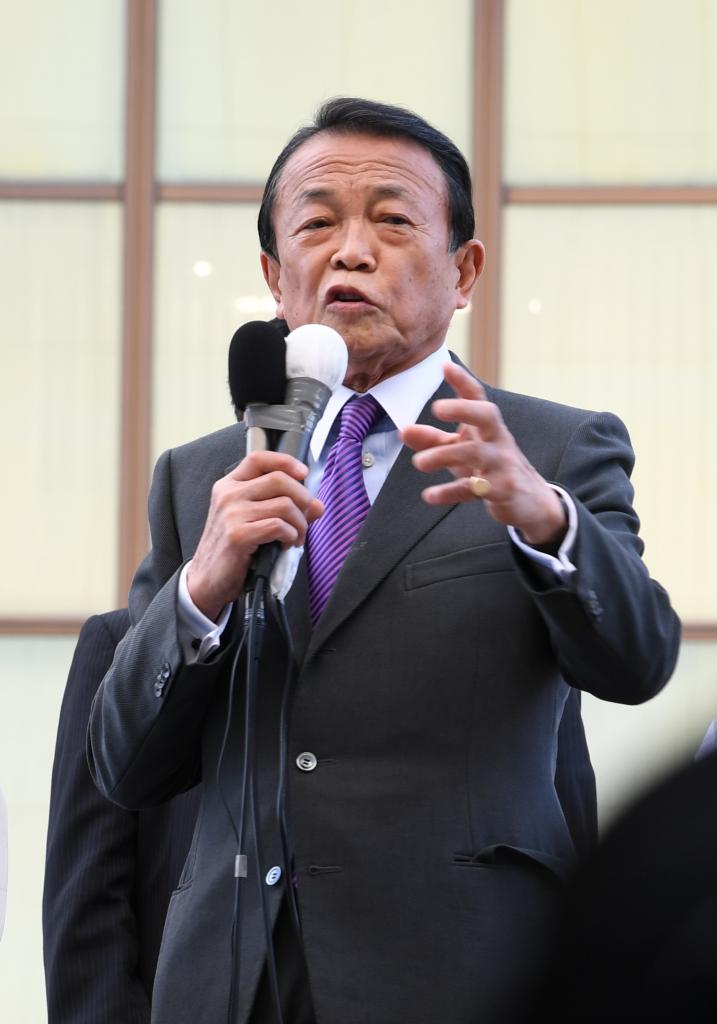 衆院選の応援に入る麻生太郎副総裁（C)朝日新聞社