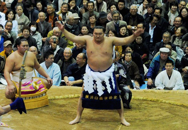 白鵬土俵入りの様子（２００８年）。左手前が太刀持ち　（c）朝日新聞社　＠＠写禁