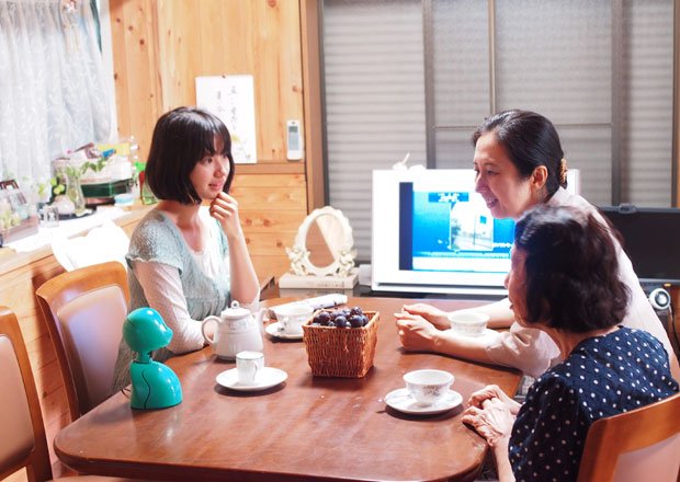 オリヒメ（写真左下）。ロボットとスカイプの合体で、ＰＣやスマートフォンからも簡単に操作できる。「ロボットは道具」と考える開発者・吉藤の思想が込められている（写真：オリィ研究所提供）
<br />