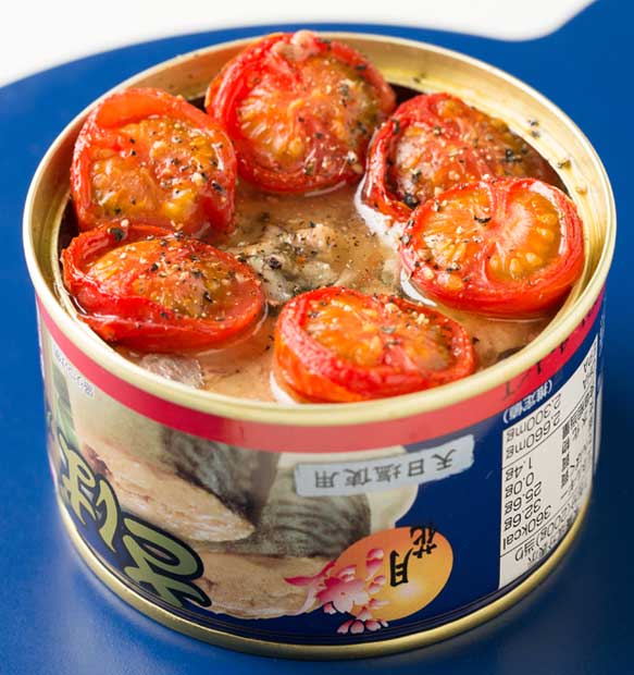 サバ缶とトマトのオーブントースター焼き●材料（２人分）サバ水煮缶（内容総量２００ｇ）１個、プチトマト３個、黒胡椒適量●作り方（１）サバ水煮缶を開け、半分に切ったプチトマトをのせる。（２）オーブントースター（＊撮影に使用したものは１１００W）で約１５分焼き、黒胡椒を振ってできあがり。（撮影／写真部・大野洋介）