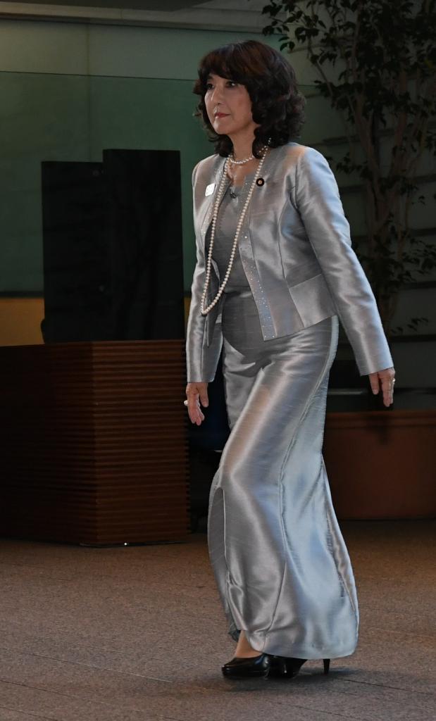 ぎんぎら銀のドレスで登場した片山さつき新大臣　（ｃ）朝日新聞社
