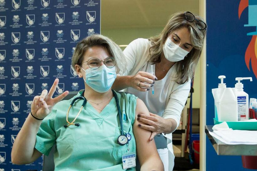 イスラエルのワクチン接種の様子（GettyImages）