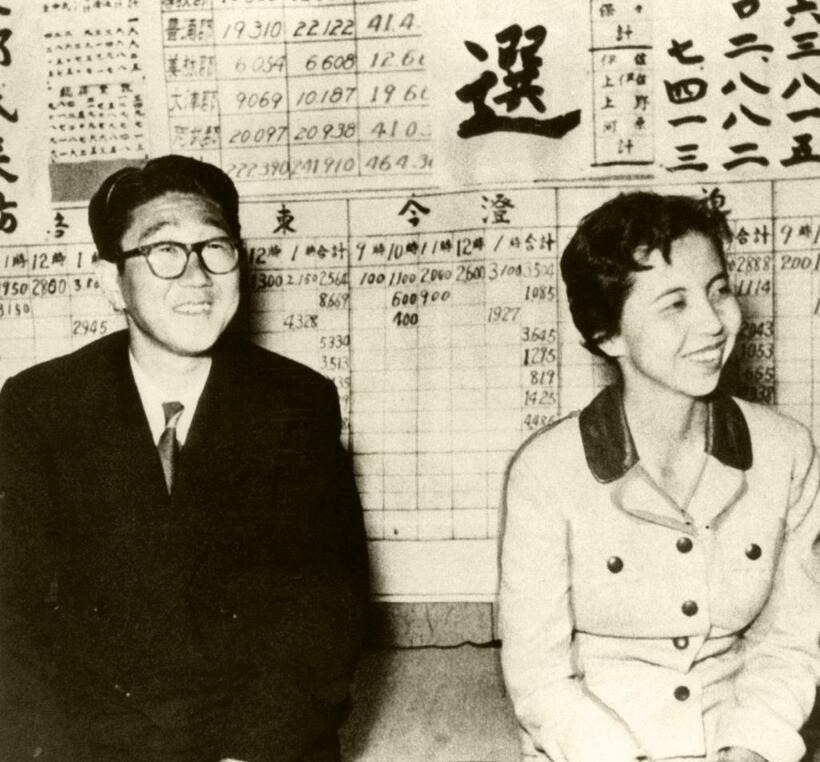 1958年の総選挙で初当選した安倍晋太郎。妻・洋子と　（ｃ）朝日新聞社