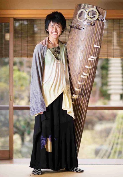 琴演奏家いぶくろ聖志（きよし）（３０）１９８３年、東京都生まれ。本名・衣袋聖志。高校の部活動で琴を始め、１８歳からプロに。ソロのほかに尺八とのユニットや、ビジュアル系バンドなどでも活躍http://www.kiyoshi-ibukuro.com/（撮影／写真部・関口達朗）