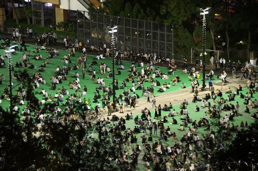 香港であった天安門事件の犠牲者を追悼する集会。新型コロナの感染防止を理由に市民の集会が禁止されたにもかかわらず、数千人におよぶ人が参加した／6月4日　（ｃ）朝日新聞社