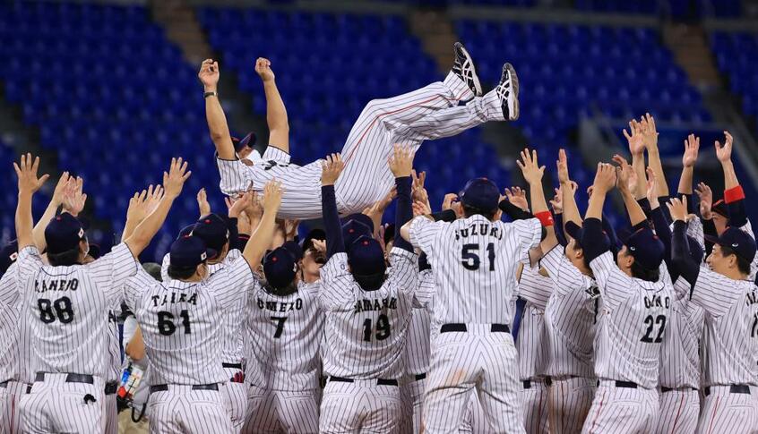 五輪優勝を決め、稲葉篤紀監督を胴上げする選手たち=8月7日、横浜スタジアム (c)朝日新聞社