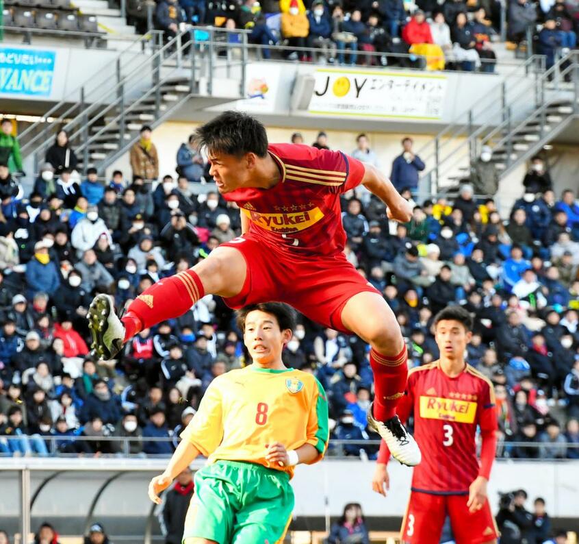 エアバトルで圧倒的な強さを誇った流通経済大柏・関川郁万 (c)朝日新聞社