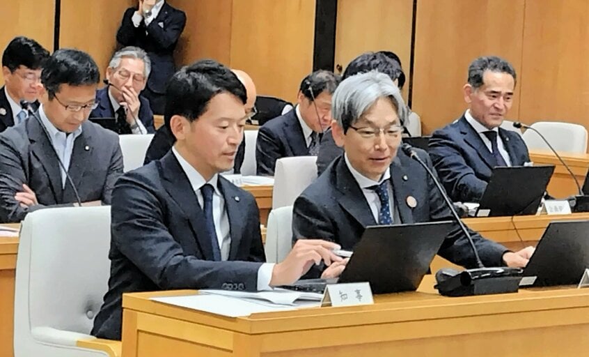 研修中、相談しながら演習問題に取り組む斎藤知事(手前左)と服部洋平副知事