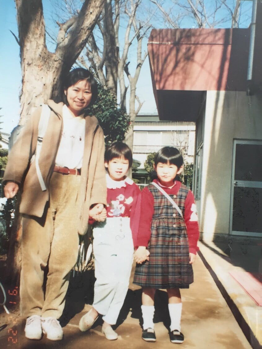 双子の娘たちと保育所で=1991年