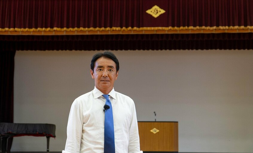 月曜日朝の朝礼は、普段は運動場だが、雨の日はここでやる。皆で床に油をひき、ふき取って磨いた上に椅子を並べた。そんな光景が浮かぶ(撮影/山中蔵人)