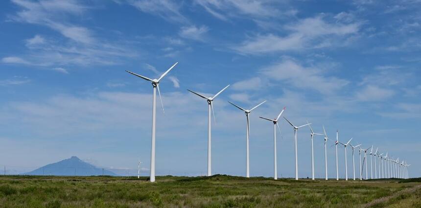 北海道幌延町のオロロンライン沿いに連なるオトンルイ風力発電所の風車（写真／朝日新聞社）