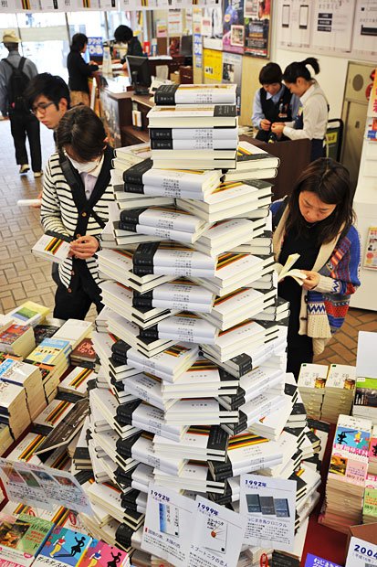 ２０１３年４月の発売直後、都内の書店で山積みにされた『色彩を持たない多崎つくると、彼の巡礼の年』　（c）朝日新聞社　＠＠写禁