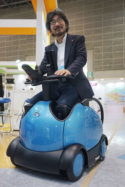 車椅子型ロボット(テムザック)/後ろから乗り込む形の電動車椅子。介助者がいなくても乗りやすい。屋内向けは販売受け付け中(98万円)。2018年には屋外向けも販売する予定(撮影/編集部・長倉克枝)