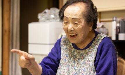 102歳現役美容部員「日常にスペシャル感を」 3万7000日以上生きている女性はどうしてウナギを食べるのか?