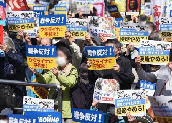 代々木公園の集会でロシアのウクライナ侵攻に抗議し、戦争反対を訴える参加者／高鍬真之撮影（一部加工しています）