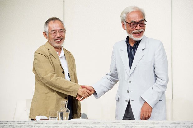 引退会見で鈴木敏夫さん（左）と握手する宮崎監督（撮影／写真部・関口達朗）