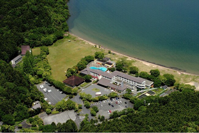 写真・図版(1枚目)| 休暇村近江八幡の目の前! 琵琶湖湖東「宮ヶ浜水泳場」が7月19日オープン 波打ち際まで芝生で快適、水質「AA」の湖水浴場