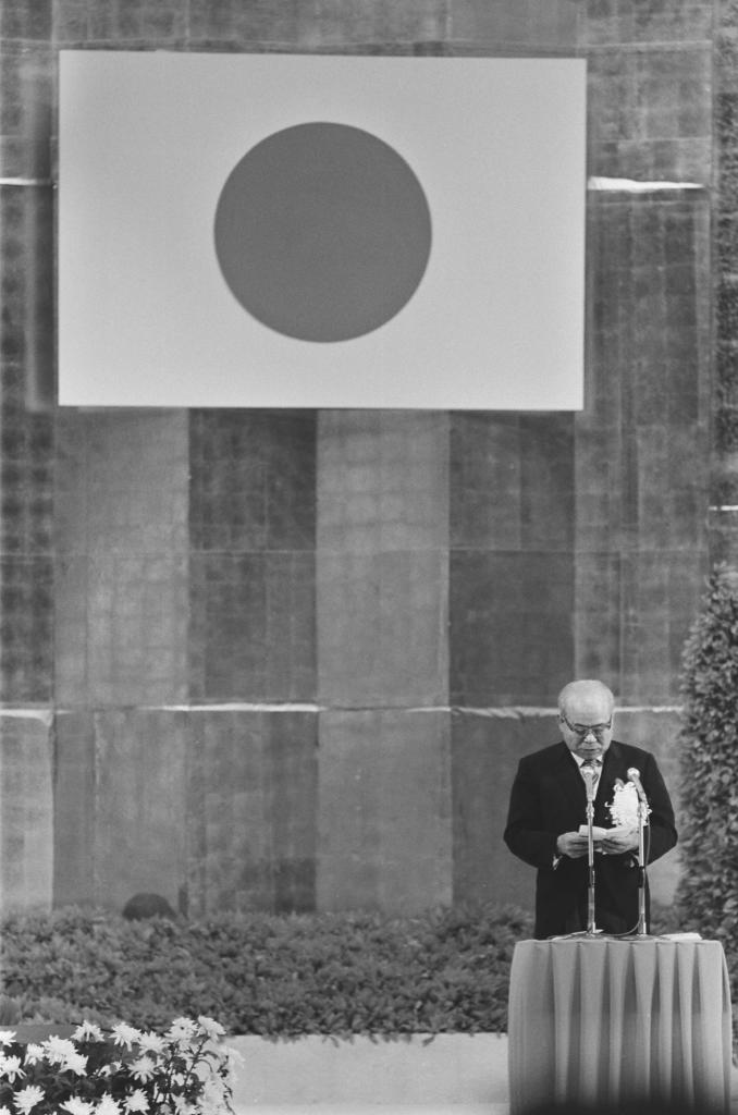 1972年5月15日、国主催の沖縄復帰記念式典であいさつする屋良朝苗・沖縄県知事