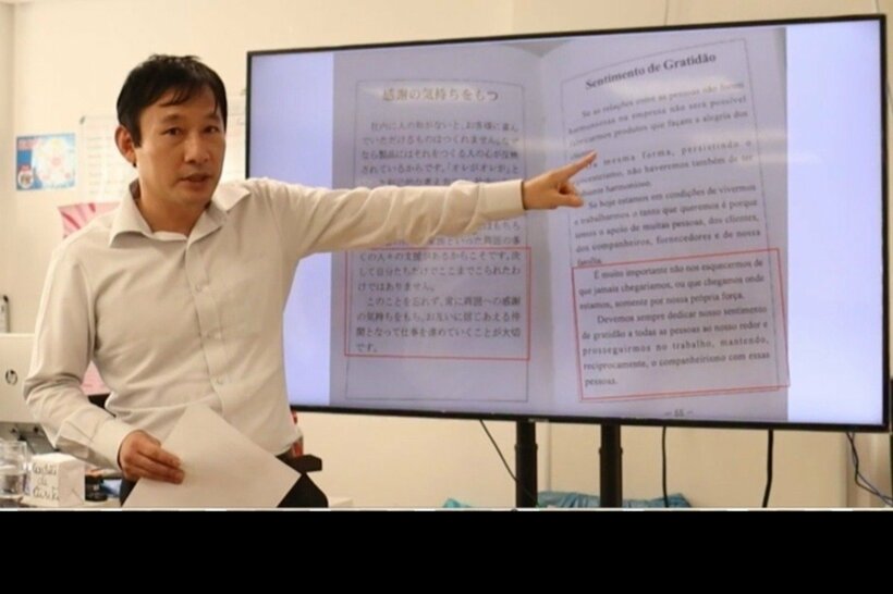 盛和塾の教材を使って従業員たちと勉強中の大野さん。この日のテーマは「感謝の気持ちを持つ」。日本語とポルトガル語の2カ国教材で行われた