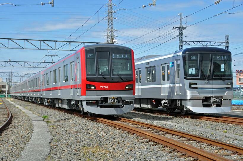 3月28日以降の日比谷線は、20メートル車で統一された。東武70000系（左）と東京メトロ13000系（右）（撮影／岸田法眼）