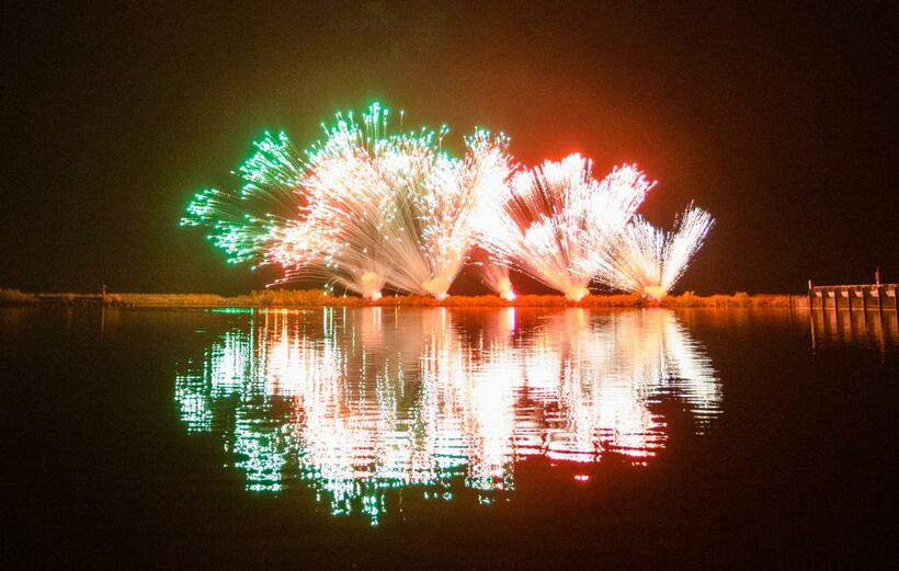 グローバルボーイズグループ「ＪＯ１」の鶴房汐恩さんの誕生日と、同グループの結成１周年を祝って琵琶湖に打ち上げられた花火（写真：ＭＩＫＩＫＯ）