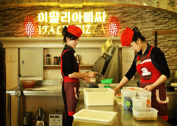 平壌市内の高級イタリア料理店でピザを作る女性店員。外貨を多く持つ人や外国人を対象に市場価格を設定して営業しているとみられる（写真：ｇｅｔｔｙｉｍａｇｅｓ）