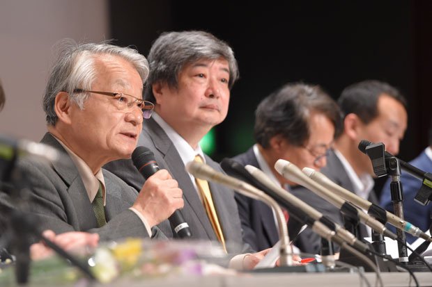 会見する弁護団（左から河合氏、海渡氏）　（ｃ）朝日新聞社　＠＠写禁