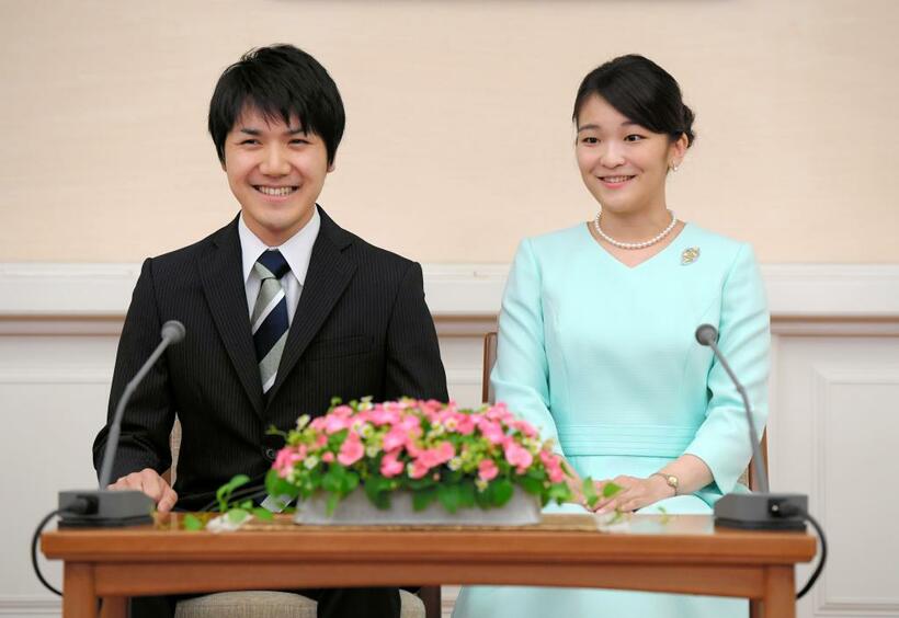 ２０１７年、婚約内定会見に臨んだ眞子さまと小室圭さん　（ｃ）朝日新聞社