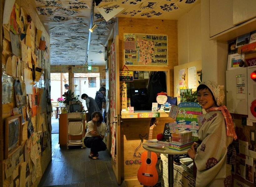 ココルームが運営するゲストハウスの壁や天井には、おっちゃんたちの書や俳句などの作品がびっしり。「おっちゃんたちの描いた絵はがきを販売するプロジェクトも始めました」（上田さん）