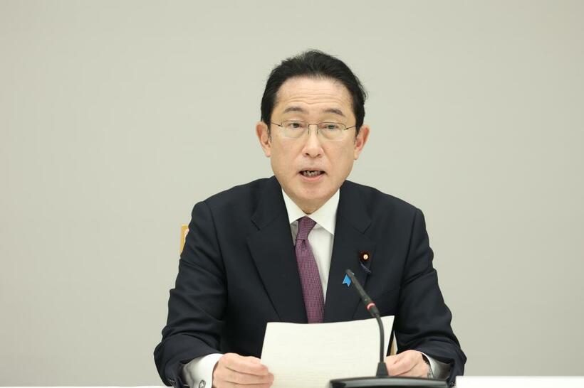 新型コロナ感染症対策本部で発言する岸田文雄首相