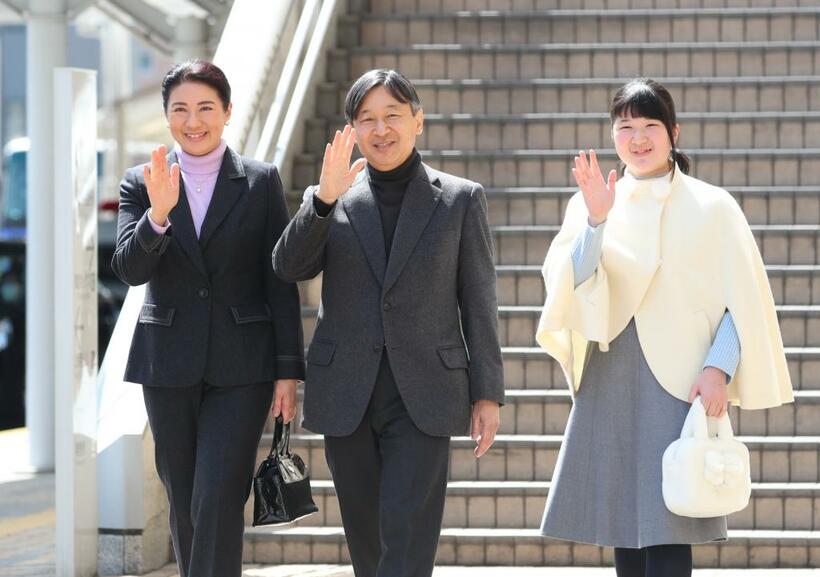 今年３毎年恒例の静養のため、ＪＲ長野駅に到着した皇太子ご夫妻（当時）と愛子さま（３月２５日）　（ｃ）朝日新聞社