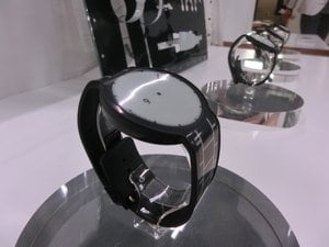 電子ペーパー時計「ＦＥＳウオッチ」。利用シーンに合わせて２４通りのデザインが楽しめる（価格は２万９７００円）　Ｐｈｏｔｏ　ｂｙ　Ｍａｓａｋｉ　Ｎａｋａｍｕｒａ
