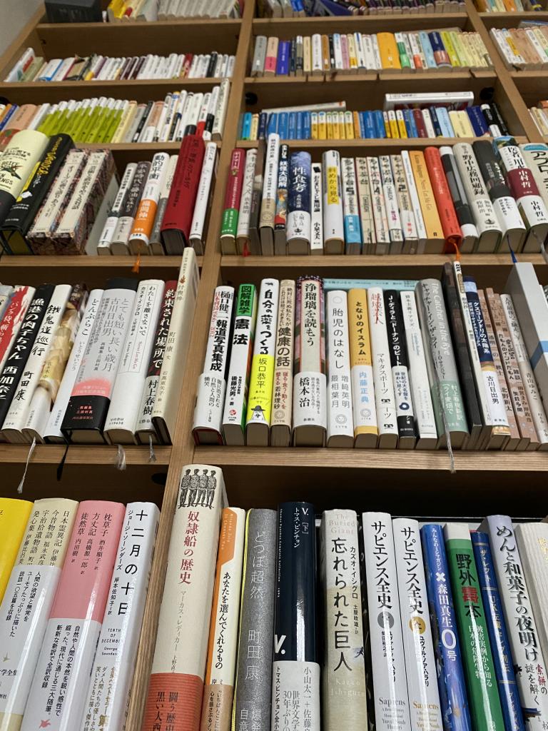 文芸書から人文書まで、後藤さんの本棚にはジャンルも判型も様々な本がびっしりと並んでいる