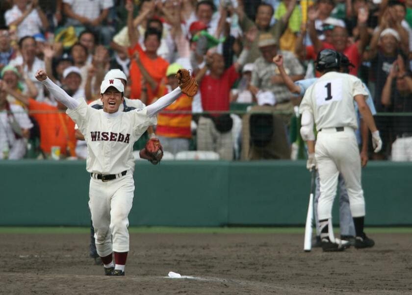 第８８回全国高校野球選手権大会の決勝再試合で、最後の打者・駒大苫小牧の田中将大（右）を三振に打ち取り、ガッツポーズする早稲田実の斎藤佑樹＝２００６年８月２１日（Ｃ）朝日新聞社