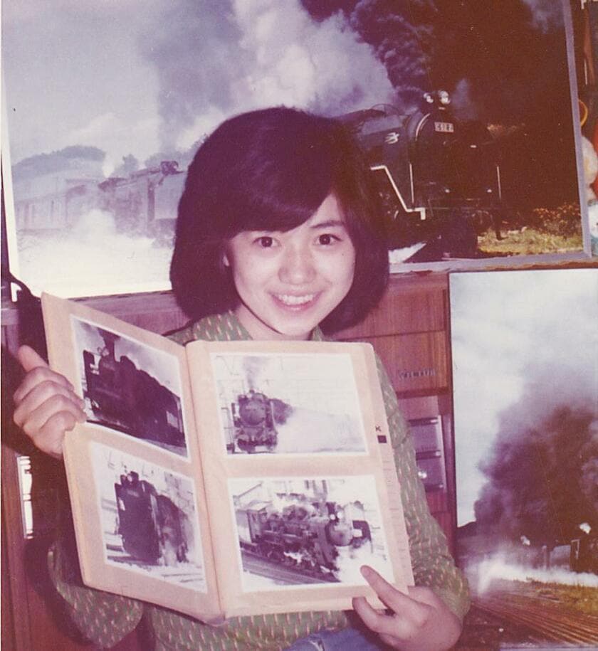 16歳のころの石川さゆりさん。子どものころからSLが大好きで、わざわざ撮影に出かけこともあったという（photo　本人提供）