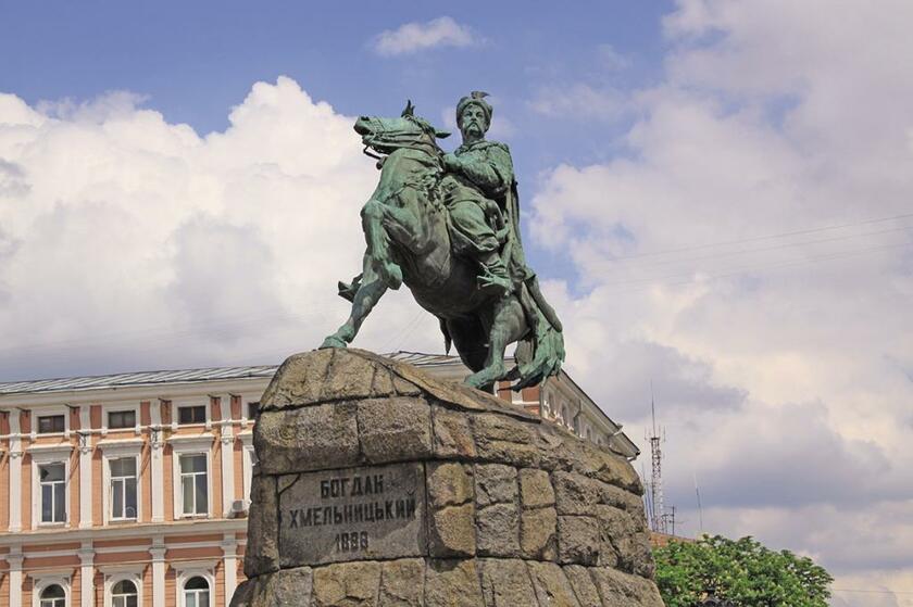 ウクライナの英雄的存在であるフメリニツキー。首都キーウの中心に位置するソフィア広場に銅像が立つ。紙幣にも肖像が用いられている