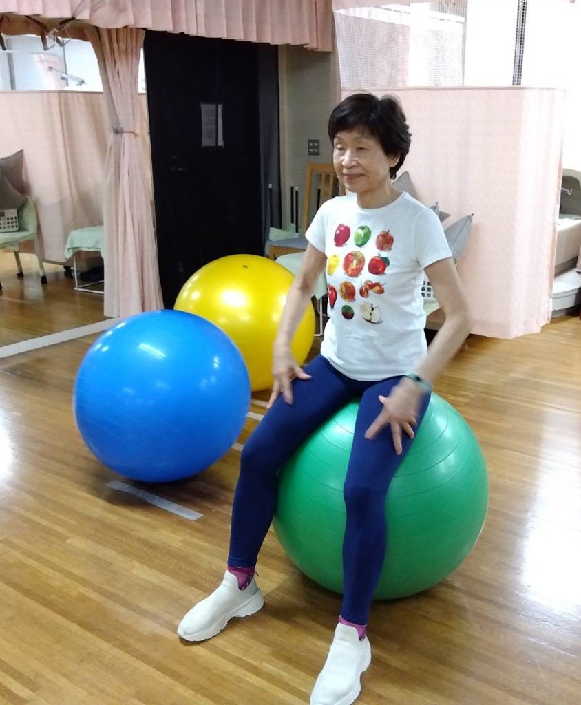 関節への負担が少ないボール体操を指導する太藻ゆみこさん(撮影/大崎百紀)